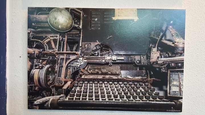 Μία από τις λινοτυπικές μηχανές μας που φυλάσσεται στο υπόγειο.  Με αυτήν γράφτηκε   η ΡΟΔΙΑΚΗ μας, από την δεκαετία του  ‘50 έως και το 1993 όπου αντικαταστάθηκαν   από τα σύγχρονα Macintosh