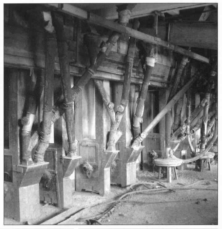 Μηχανολογικός εξοπλισμός από  το εσωτερικό του κτιρίου  του Αλευρόμυλου, όταν καταστράφηκε  από τη φωτιά  (Φ. Χαλβαντζή, 2006)