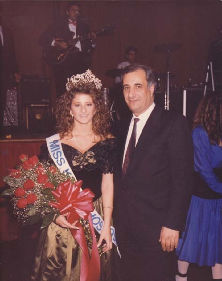 Ο Γιάννης Σακελλάρης, πρόεδρος της Καρπαθιακής Ομοσπονδίας, με τη Miss Karpathos Ζαχαρούλα Πρωτοψάλτη.