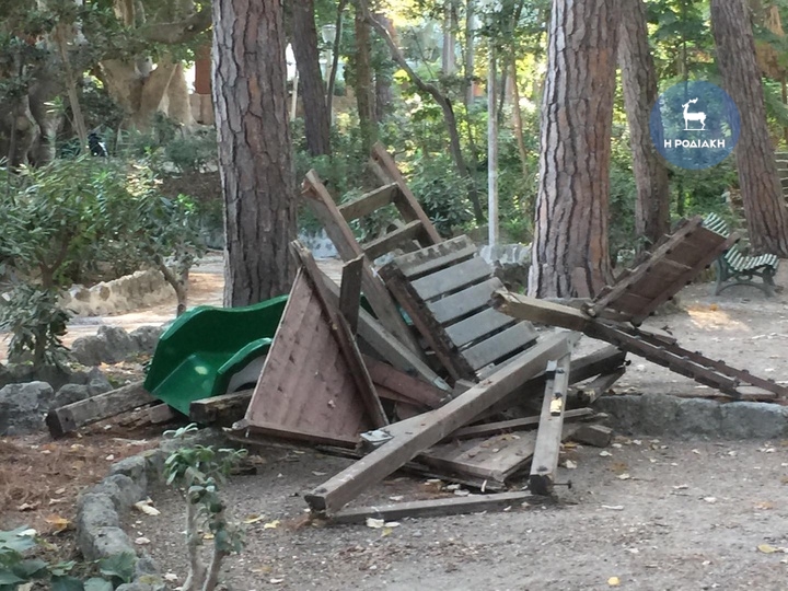 Ξύλινες κατασκευές πεταμένες στη μέση του πάρκου του Ροδινιού