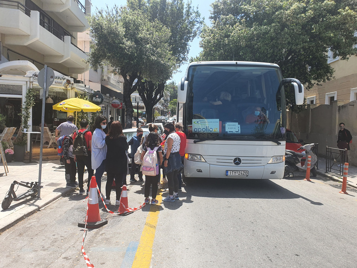 Την ώρα που γονείς, μαθητές κι εκπαιδευτικοί περιμένουν να επιβιβαστούν στο λεωφορείο που μεταφέρει τα παιδιά ΑΜΕΑ στα σπίτια τους, την ίδια ώρα, (ελλείψει τροχονόμου και ειδικής θέσης στάθμευσης του λεωφορείου)  τα δίκυκλα ανεβαίνουν στα πεζοδρόμια βάζοντας έτσι σε τεράστιο κίνδυνο τη σωματική ακεραιότητα όλων.  Χρέη... τροχονόμων εκτελούν όσο μπορούν κι όσο  αντέχουν οι εκπαιευτικοί...