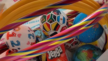 Μαθητές Δημοτικού δώρισαν παιχνίδια με χρήματα από τα χριστουγεννιάτικα κάλαντα