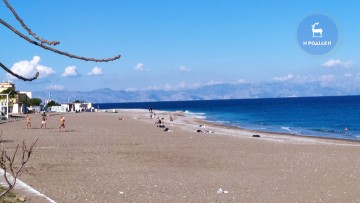 Απόλαυσαν και χθες τον ήλιο και τη θάλασσα στη Ρόδο