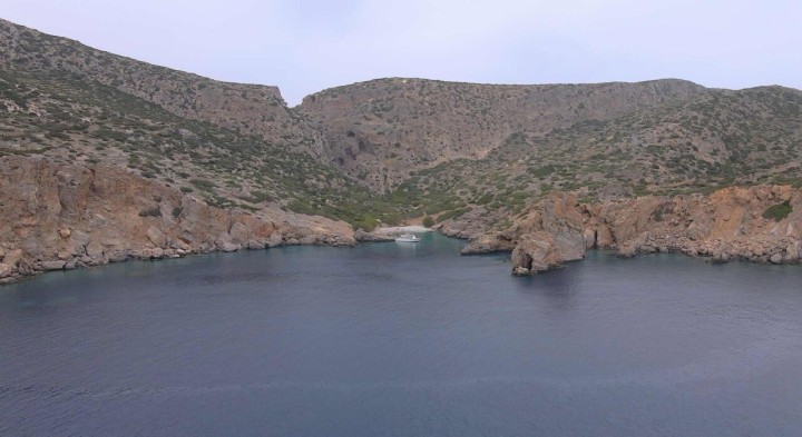 Ο όρμος των Παλατιών της Σαρίας με το ξωκλήσι τ’ Αή Ζαχαριά ψηλά στο βάθος