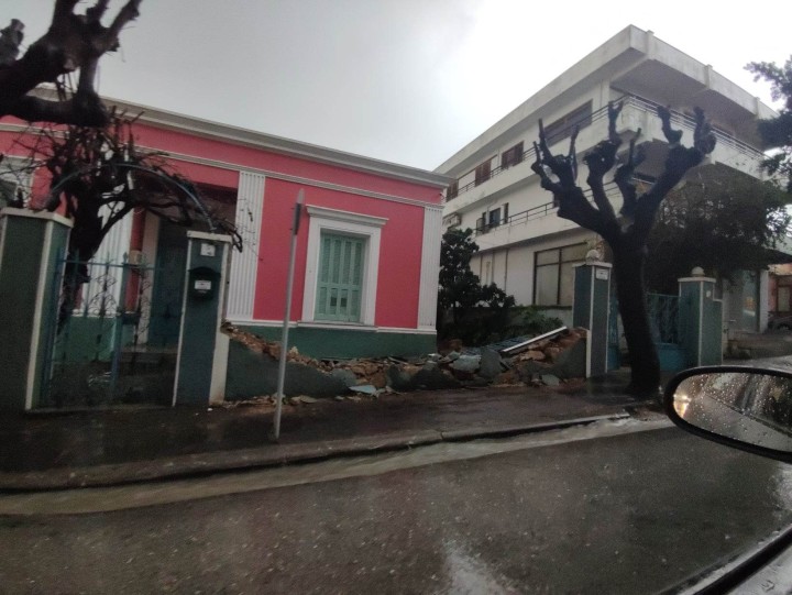 Πτώση δέντρου σε σπίτι κοντά στο Βενετόκλειο γυμνάσιο