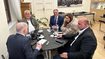 Στην παράταξη του Α. Καμπουράκη προσχώρησαν οι Δημοτικοί Σύμβουλοι Μ. Καφετζής και Ν. Γιαννάς