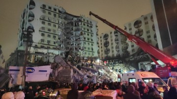 Σεισμός σε Τουρκία και Συρία: Αγωνία στα χαλάσματα – Αλλεπάλληλες δονήσεις