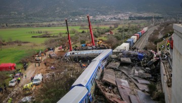 Σύγκρουση τρένων: Ψάχνουν για τρίτη μέρα στα συντρίμμια - 57 οι επιβεβαιωμένοι νεκροί