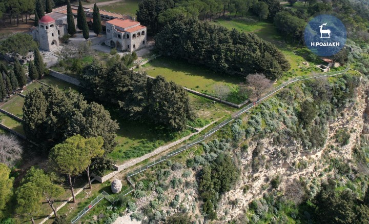 Η νέα περίφραξη μήκους 2,5 χλμ. περιμετρικά του λόφου και του αρχαιολογικού χώρου