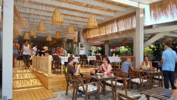 Παραλιακό κατάστημα με μεγάλο υπαίθριο χώρο ενοικιάζεται στο Πρασονήσι