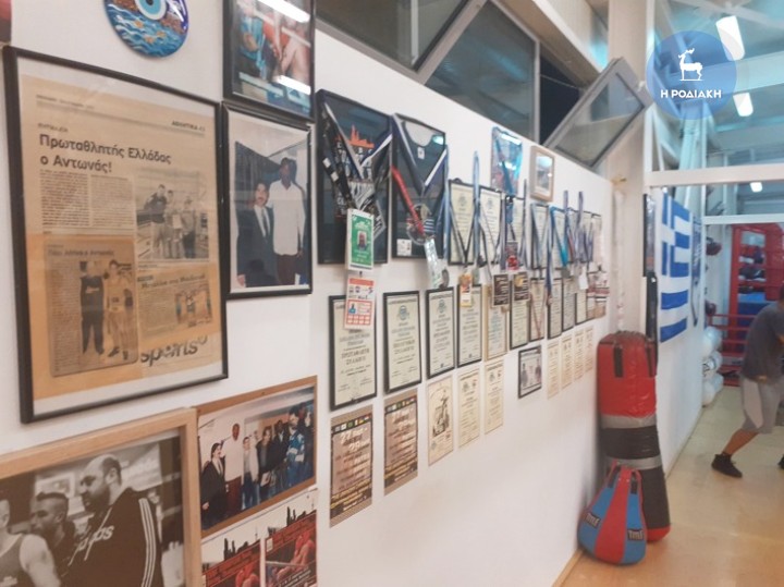 Το σημείο εκείνο του γυμναστηρίου στο ΔΑΚ «Καλλιπάτειρα», όπου κοσμούν τα μετάλλια και τα διπλώματα των σημαντικών πυγμάχων από τη Ρόδο