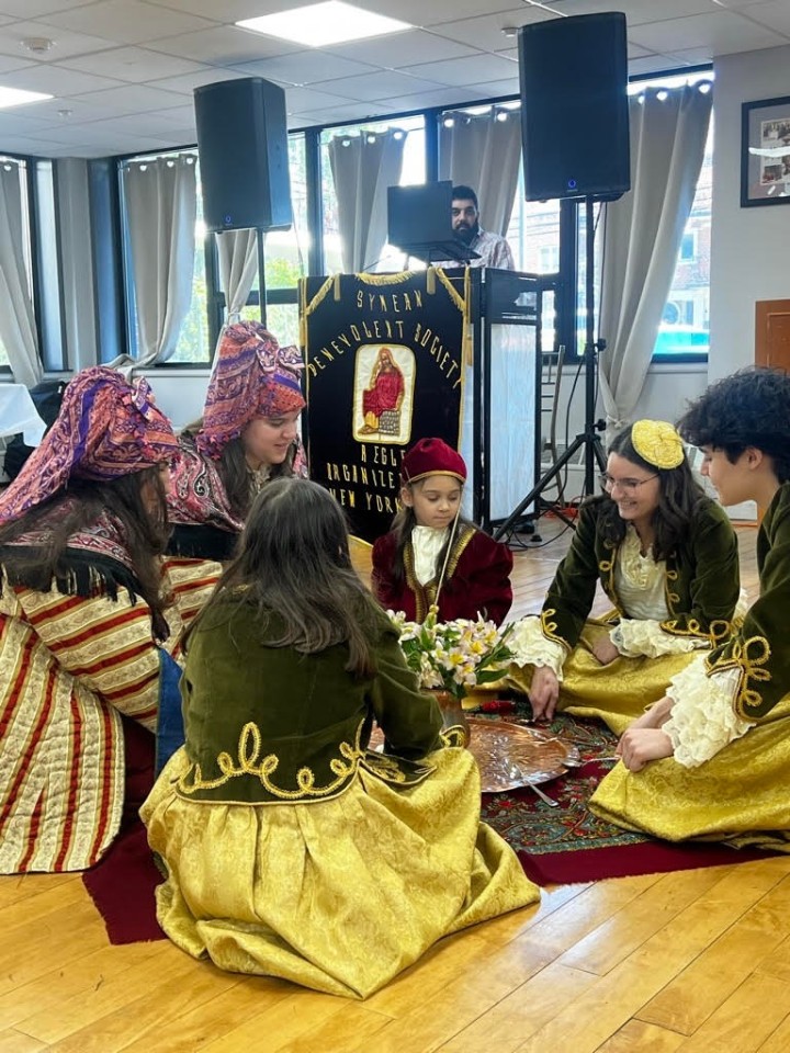 Αρχίζει το τραγούδι για να ανοίξει ο «κουκκουμάς» και να ‘βγει η χαριτωμένη...