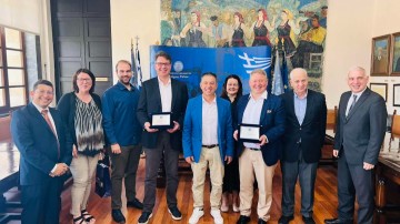 Τιμητική βράβευση του Aurinkomatkat  για τα 60 χρόνια αδιάλειπτης παρουσίας στη Ρόδο