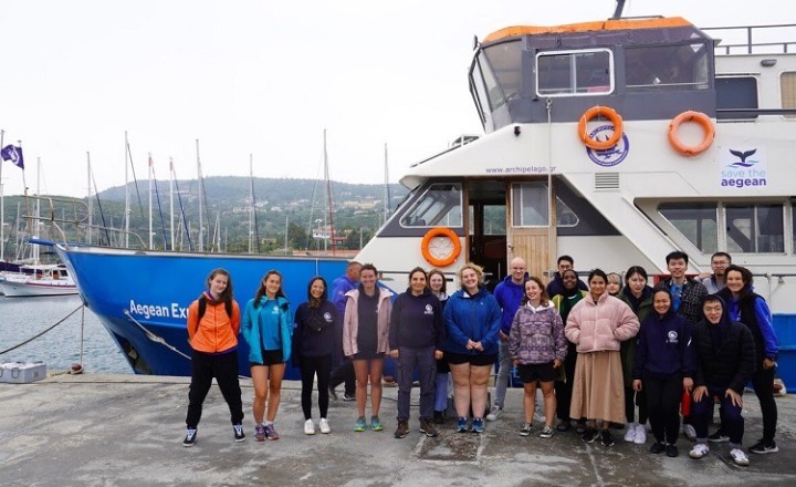 Επικεφαλής του Aegean Islet Conservation Project είναι ο Θοδωρής Τσιμπίδης, Διευθυντής, του Ινστιτούτου Αρχιπέλαγος (t.tsimpidis@archipelago.gr) και ο Πέτρος Μπαμπασίκας, Αρχιτέκτονας και Διευθυντής Honours Bachelor of Arts, Αρχιτεκτονικές Σπουδές στο Πανεπιστήμιο, Καναδά (Petros.Babasikas@daniels.utoronto.ca)