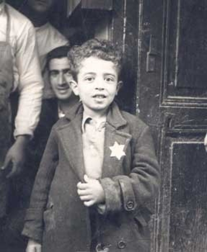 Το παιδάκι, σε ένδειξη υπερηφάνειας για την καταγωγή του, φορούσε το Star of David. Δυστυχώς, είχε τραγικό τέλος στο Auschwitz. The young child, as a sign of pride for his heritage, wore the Star of David. Unfortunately, he met a tragic end in Auschwitz.