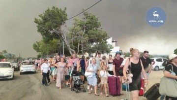 Ο Υφυπουργός Ναυτιλίας βραβεύει όσους συνέβαλαν, δια θαλάσσης, στην  εκκένωση κατά τη διάρκεια των πυρκαγιών στη Ρόδο