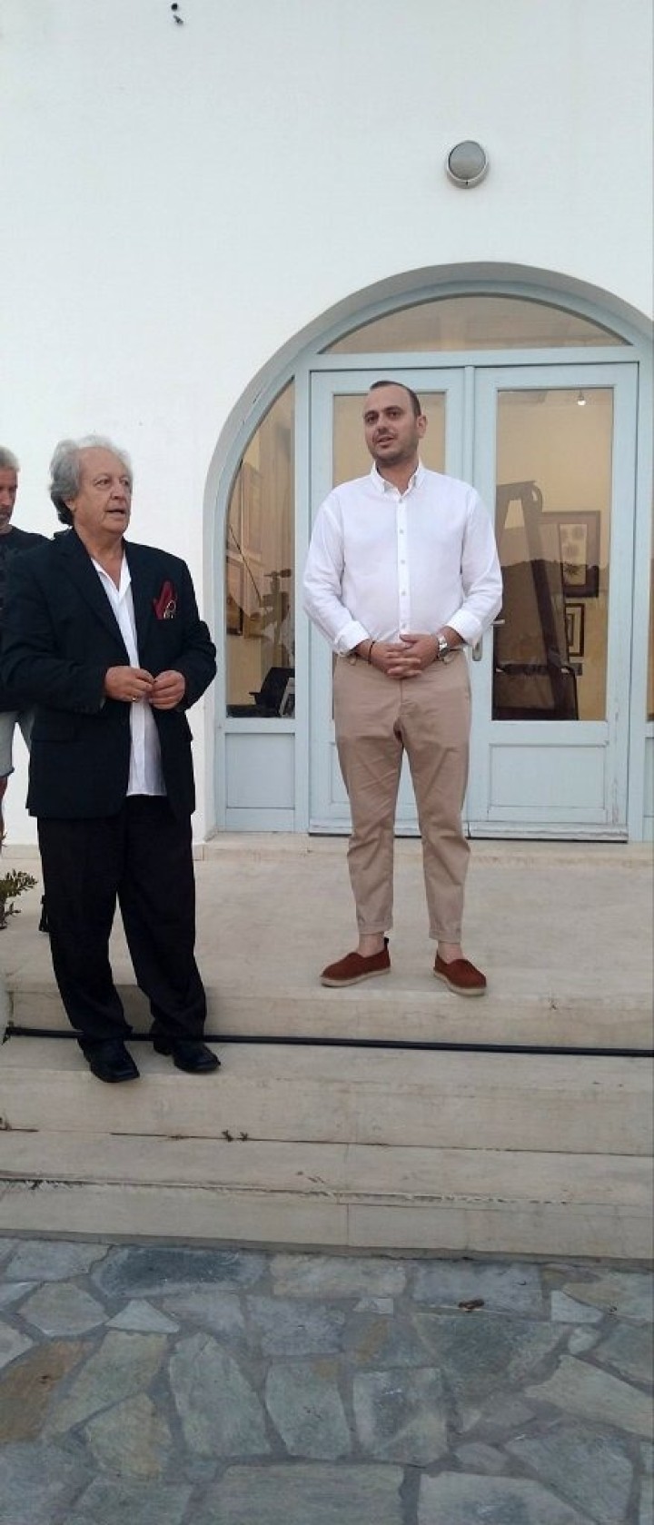Ο δήμαρχος κ. Πέντες στον σύντομο χαιρετισμό και κοντά του ο ζωγράφος