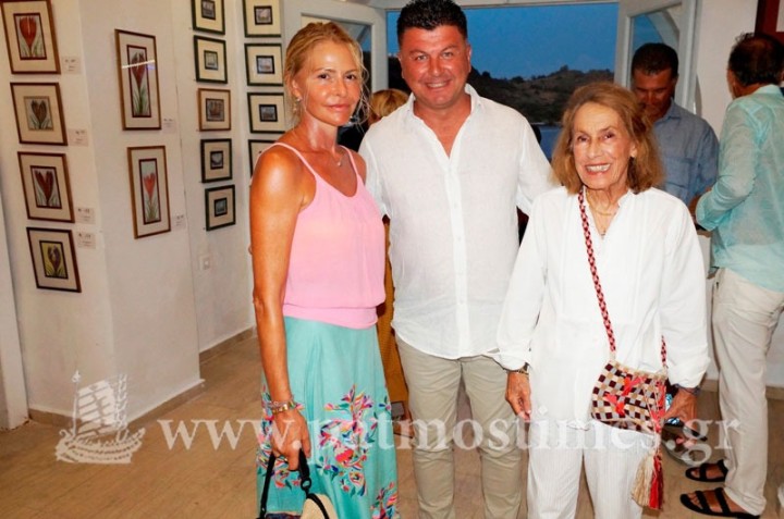 Η Τζένη Μπαλατσινού και η Μαρίνα Καρέλα με τον Νικήτα Τσαμπαλάκη