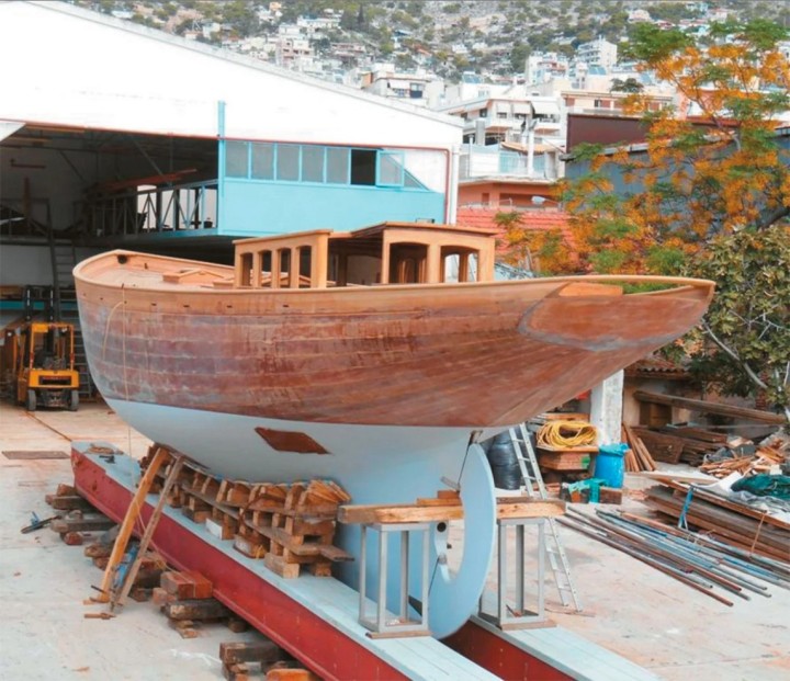 Στο ναυπηγείο του κ. Τσίκη στο Πέραμα η ελληνική παράδοση στην τέχνη της ναυπηγικής και στα ξύλινα σκάφη διατηρείται, αναγεννιέται και εντυπωσιάζει ολόκληρη την υφήλιο.