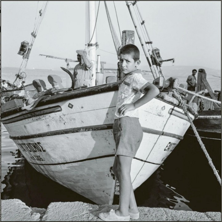 Εικόνες μιας νοσταλγικής εποχής άρρηκτα συνδεδεμένης με τη ναυτοσύνη των Ελλήνων όπως καταγράφηκαν από τον φακό του διάσημου φωτογράφου και φιλέλληνα Ρόμπερτ Μακέιμπ. Οι φωτογραφίες από την έκθεση με θέμα «Αιγαιοπελαγίτικα καΐκια, 1954-1964» στην Γκαλερί Citronne.