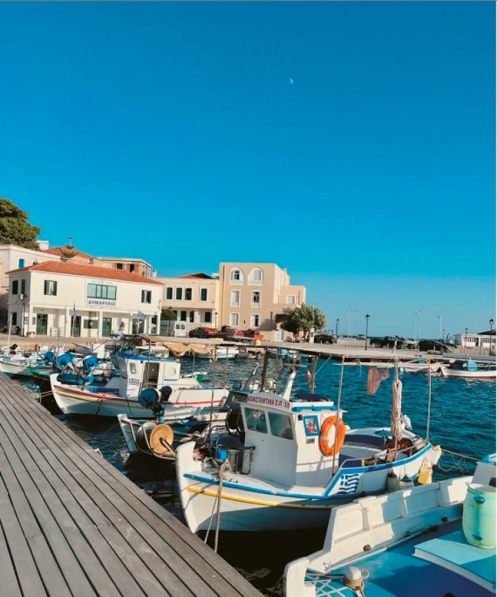 Κι όμως, σε πείσμα των καιρών οι παραδοσιακές ξύλινες βάρκες υπάρχουν ακόμη. Η φωτογραφία από το λιμάνι των Οινουσσών.