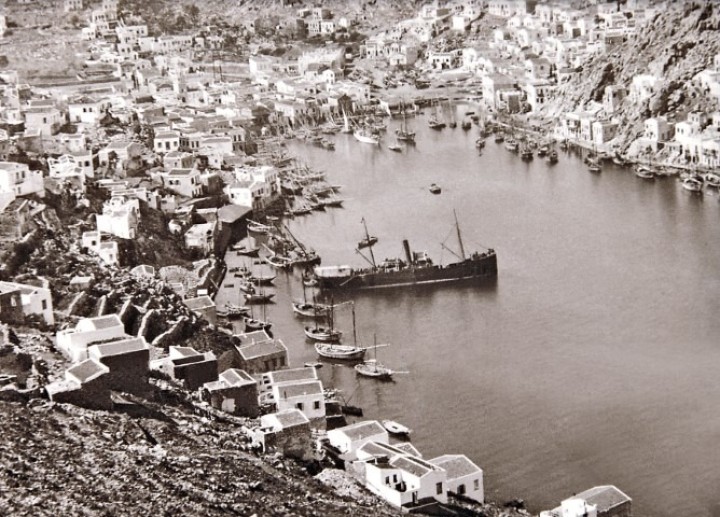  Το λιμάνι της Σύμης την εποχή τ’ Αντώνιου που ένα από τα μικρά πλεούμενα χρησιμοποιούσε για λαθρεμπόριο. The port of Symi in the time Antonio, who uses one of these small vessels for smuggling