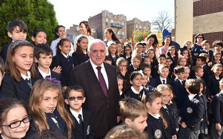 Ο Νίκος Α. Ανδριώτης με τους μαθητές και τους δασκάλους στα εγκαίνια το Δημοτικού Σχολείου και Κέντρου «Νίκος  Α. Ανδριώτης» στην Αστόρια. Φωτογραφία: ΑΡΧΕΙΟ «Ε.Κ.»