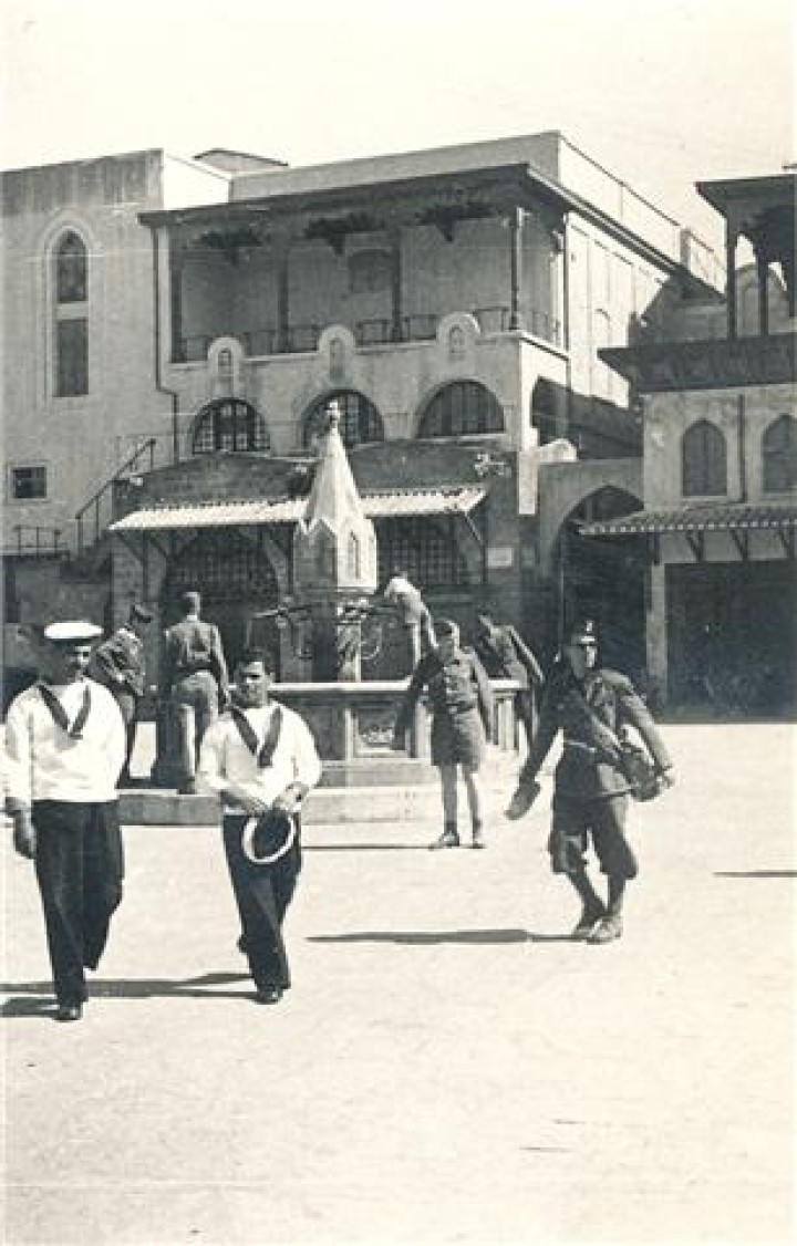 Γερμανοί στρατιώτες   και μαρινάγιοι Ιταλοί  στο σιντριβάνι της Παλιάς Πόλης