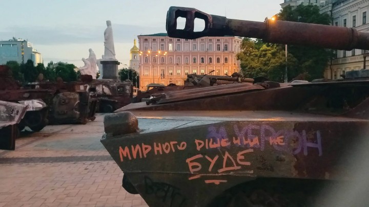 Σε κεντρική πλατεία του Κιέβου εκτίθενται τα απομεινάρια Ρωσικών τεθωρακισμένων
