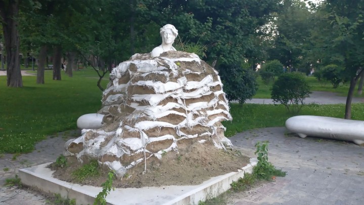 Το άγαλμα του Δάντη καλυμμένο από σάκους με άμμο, για να προστατευτεί από πιθανή επίθεση.