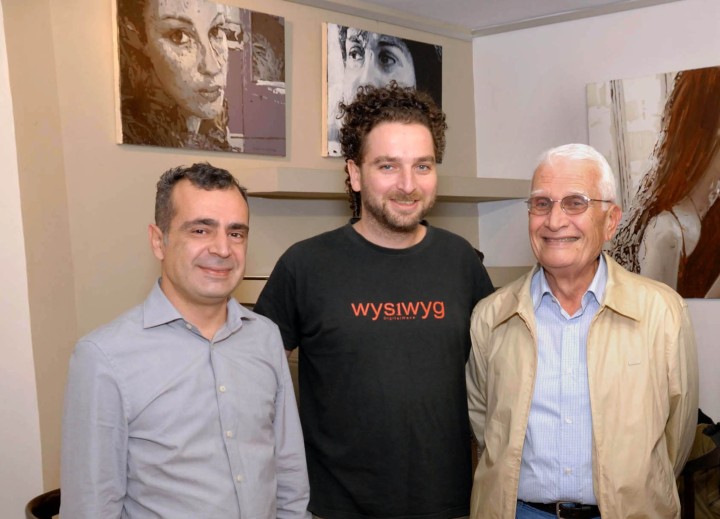 Από αριστερά: Δημήτρης Κοζάς, Άγγελος Σπάρταλης και Δανιήλ Σπάρταλης σε προηγούμενη έκθεση του Άγγελου Σπάρταλη στην Kozas Gallery