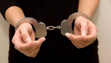 Συνελήφθη 56χρονη στη Ρόδο που σε βάρος της εκκρεμούσε καταδικαστική απόφαση για σωματικές βλάβες
