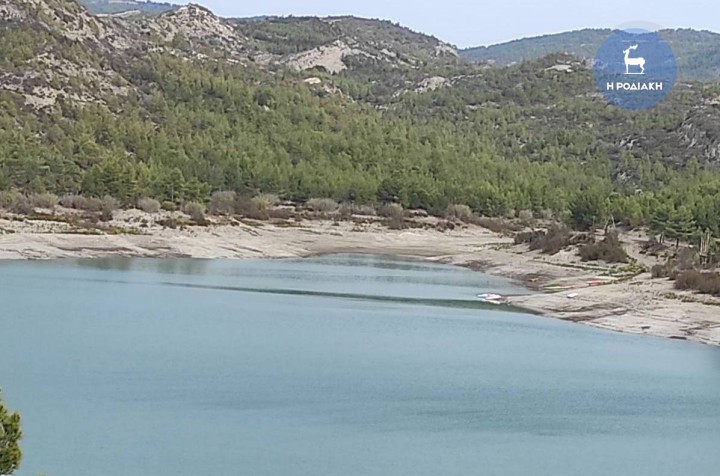 Αυτή την εικόνα παρουσιάζει σήμερα η λίμνη στο Φράγμα Απολακκιάς