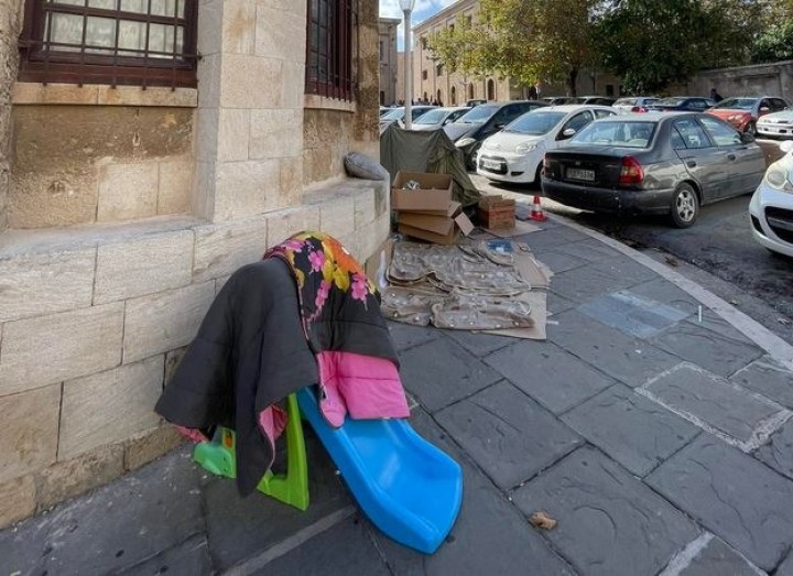 Εικόνα από τον πρόχειρο καταυλισμό, λίγα μέτρα μακριά από το Αστυνομικό Τμήμα.