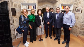 Παρουσία της νέας Πρέσβειρας της Γαλλίας στην Ελλάδα Laurence Auer η έκθεση κεραμικής σύγχρονης τέχνης στο Κατάλυμα της Γαλλίας