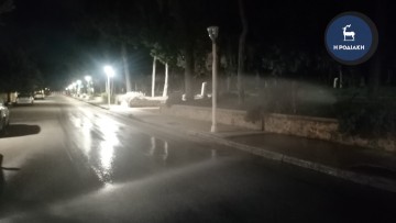 Διαρροή νερού στο οδόστρωμα της οδού Βύρωνος