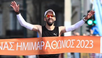 Ο μαραθωνοδρόμος Παναγιώτης Καραΐσκος στη Ρόδο για τη φωταγώγηση του χριστουγεννιάτικου δέντρου στον ξενώνα του νοσοκομείου