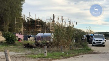 Επιχείρηση απομάκρυνσης δεκάδων Ρομά που είχαν εγκατασταθεί κοντά στην παραλία Κρεμαστής