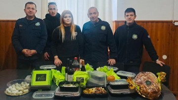 Χριστουγεννιάτικα γεύματα αγάπης από τον Γ. Παππά στα πληρώματα του Λιμενικού Σώματος στο Αν. Αιγαίο