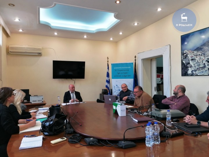 Από τη χθεσινή σύσκεψη που συγκάλεσε χθες, για τη «ΡΟΔΑ», ο κ. Κ. Χαλκιάς