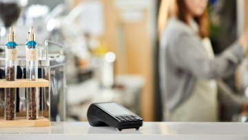 Θεοχάρης: Παράταση ενός μήνα στην προθεσμία εγκατάστασης των POS