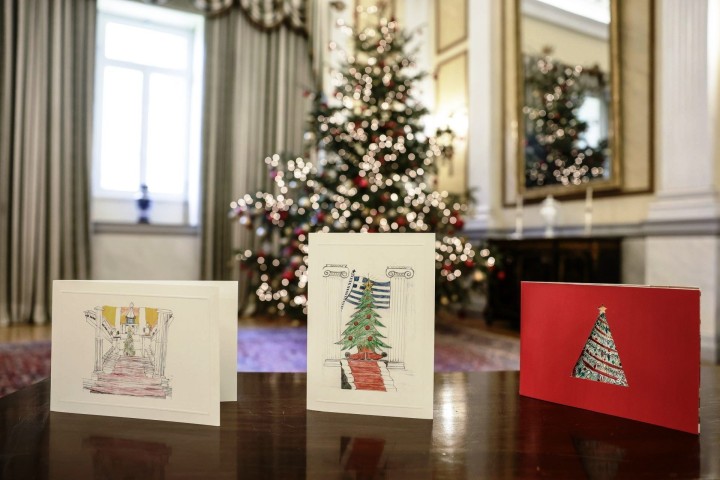 Οι κάρτες και των τριών παιδιών στολισμένες στο Προεδρικό Μέγαρο