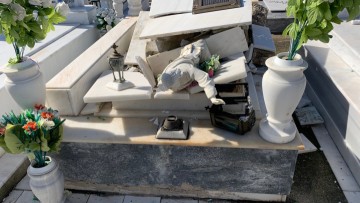 Ο ανεμοστρόβιλος διέλυσε δεκάδες μνήματα στο κοιμητήριο της Ρόδου
