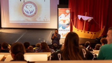 Ενημέρωση από τον Σύλλογο Αιμοδοτών για τη σημασία της εθελοντικής αιμοδοσίας σε μαθητές του Κολλεγίου Ρόδου