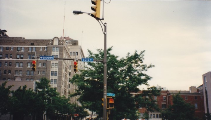 «Χίος» ονομάζεται ένας κεντρικός δρόμος του Rochester  προς τιμή των θυμάτων της Σφαγής της Χίου