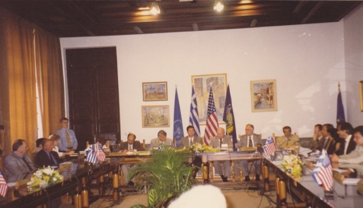 Η τελετή αδελφοποίησης στο Δημαρχείο της Ρόδου. Ο πρόεδρος του Δημοτικού Συμβουλίου Μανώλης Γλυνός μεταξύ του δημάρχου Ρόδου Γιώργου Γιανόπουλου και του πρώην δημάρχου Greece NY Rogers Boily (δεξιά).