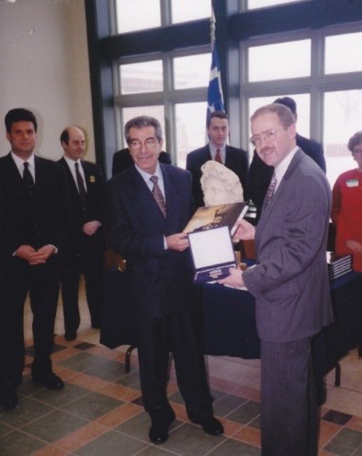 Ο αντιδήμαρχος της Ρόδου Αντώνης Αλαβέρας (αριστερά) και ο δήμαρχος της Greece John Auberger ανταλλάσσουν αναμνηστικά δώρα, 1997