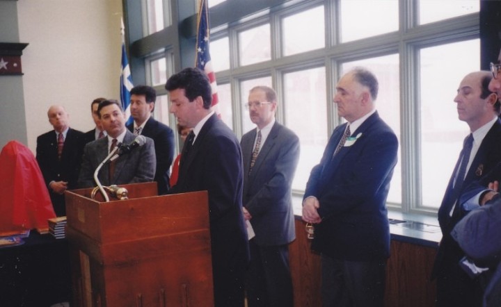 Ο πρόεδρος του δημοτικού συμβουλίου Ρόδου Μανώλης Γλυνός, μεταφέρει τον χαιρετισμό της Ρόδου στην αδελφή πόλη Greece NY, δίπλα του (με τα γυαλιά) ο δήμαρχος της Greece John Auberger, 1997.