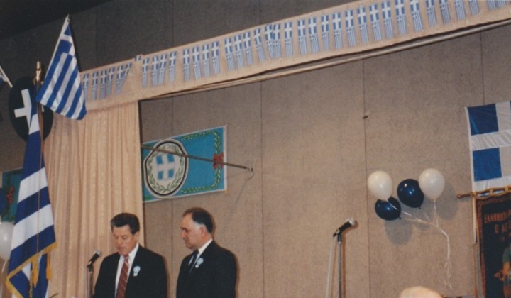 Ο πρόεδρος του Δημοτικού Συμβουλίου Ρόδου Μανώλης Γλυνός, με τον Μανώλη Κασσώτη στην τελετή της αδελφοποίησης στην Αμερική.