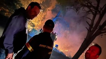 Για δύσκολη βραδιά κάνει λόγο ο Δήμαρχος Ρόδου Αλέξανδρος Κολιάδης από τον τόπο της φωτιάς που βρίσκεται μαζί με τους πολίτες